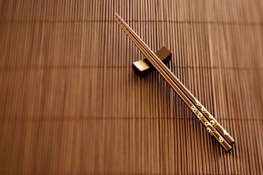 Los palillos chinos tienen mayor longitud y van separados. Los palillos  japoneses originalmente estaban unidos en la punta pero han…